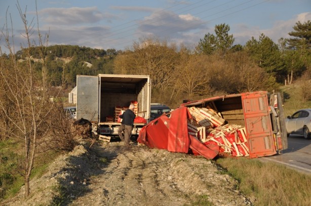 Tırla çarpışan kamyon devrildi, havuçlar yola saçıldı
