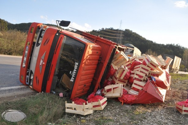Foto - Tırla çarpışan kamyon devrildi, havuçlar yola saçıldı