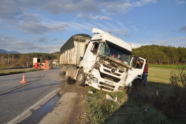 Foto - Tırla çarpışan kamyon devrildi, havuçlar yola saçıldı