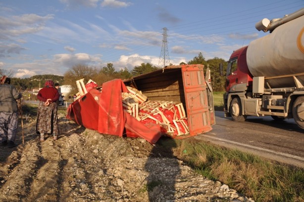 Foto - Tırla çarpışan kamyon devrildi, havuçlar yola saçıldı