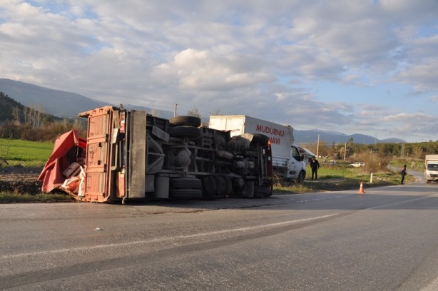 Foto - Tırla çarpışan kamyon devrildi, havuçlar yola saçıldı