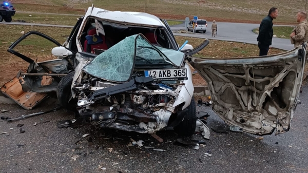 TIR'la çarpışan otomobil hurdaya döndü: 4 yaralı