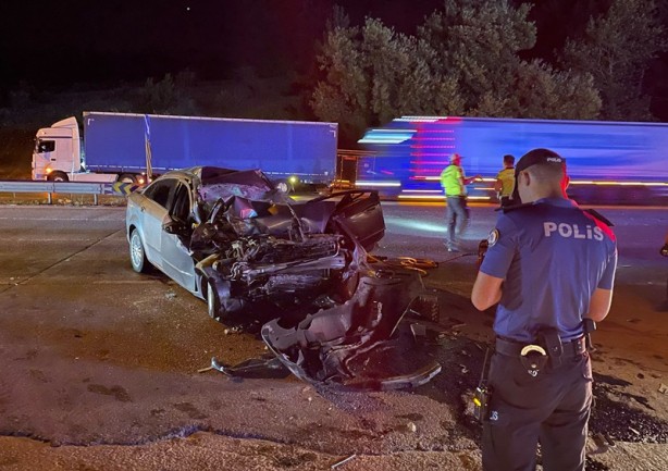 Foto - Tırla çarpışan otomobildeki baba ve oğlu öldü