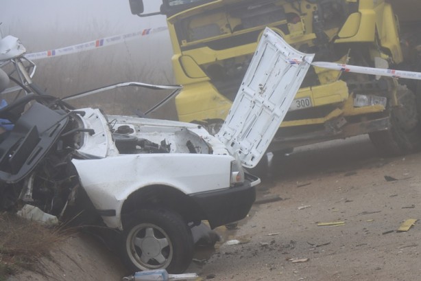 Foto - Tırla çarpışan otomobilin sürücüsü hayatını kaybetti
