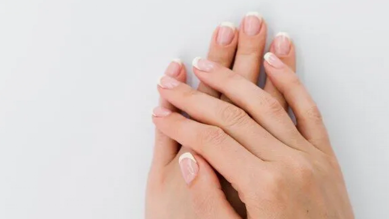 Foto - Tırnak diplerine dikkat! Eğer öyleyse bakın hangi hastalıkların habercisiymiş: Dibinden değiştiriyor! Öyle bir tehlikesi var ki...