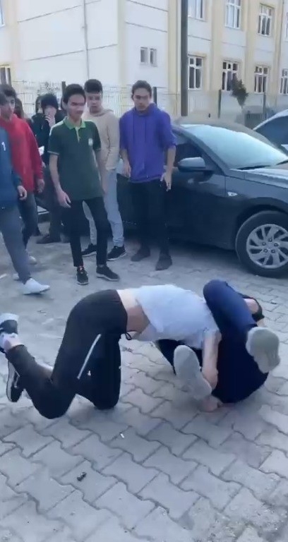 Foto - Tiyatro gibi kavga meydanı! Gençler dövüştü, arkadaşları izledi