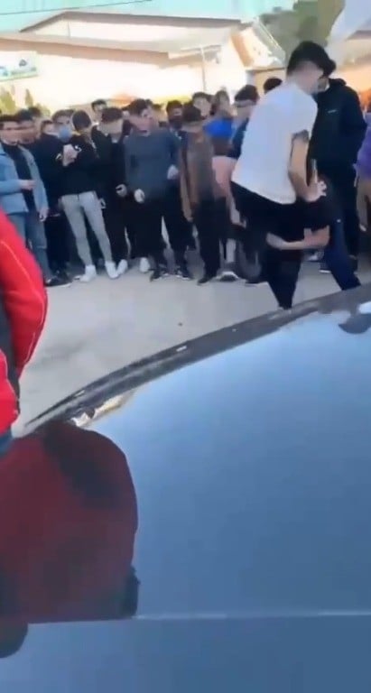 Tiyatro gibi kavga meydanı! Gençler dövüştü, arkadaşları izledi