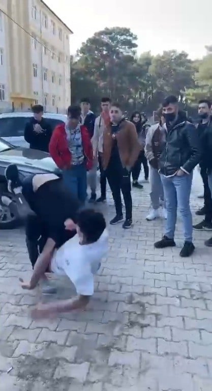 Foto - Tiyatro gibi kavga meydanı! Gençler dövüştü, arkadaşları izledi