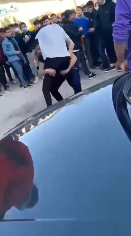 Foto - Tiyatro gibi kavga meydanı! Gençler dövüştü, arkadaşları izledi