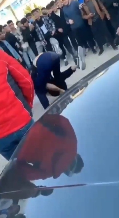 Foto - Tiyatro gibi kavga meydanı! Gençler dövüştü, arkadaşları izledi