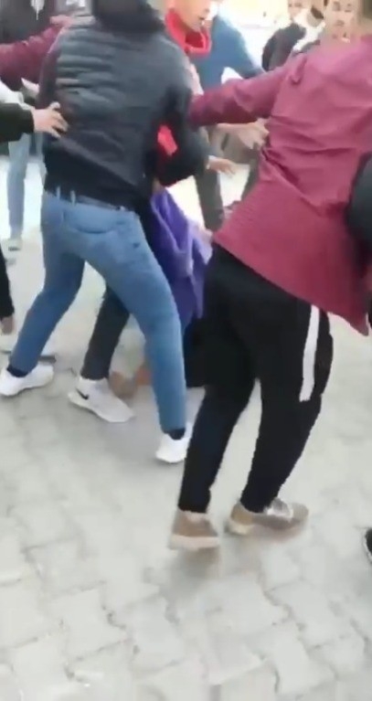 Foto - Tiyatro gibi kavga meydanı! Gençler dövüştü, arkadaşları izledi