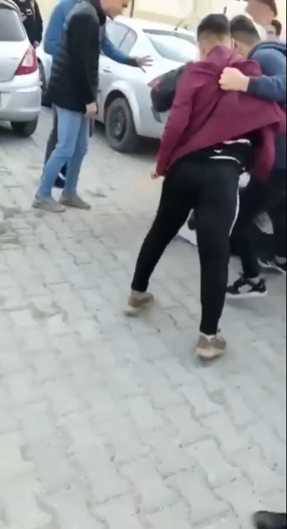 Foto - Tiyatro gibi kavga meydanı! Gençler dövüştü, arkadaşları izledi