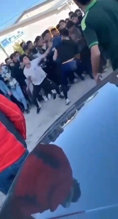 Foto - Tiyatro gibi kavga meydanı! Gençler dövüştü, arkadaşları izledi
