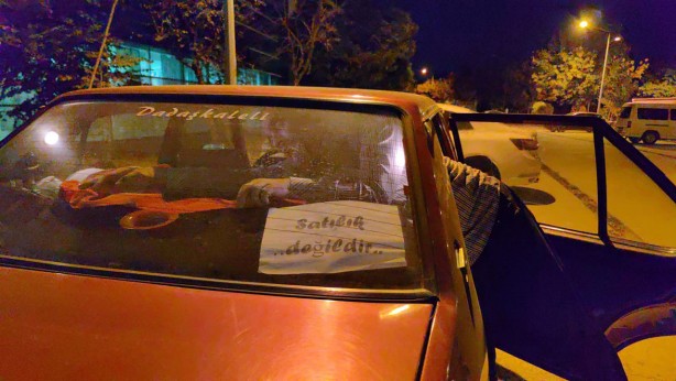Foto - Tofaş aşkından ne yapacağını şaşırdı! 25 yıllık aracını satmak istemeyen sahibi, çareyi bakın ne yapmakta buldu