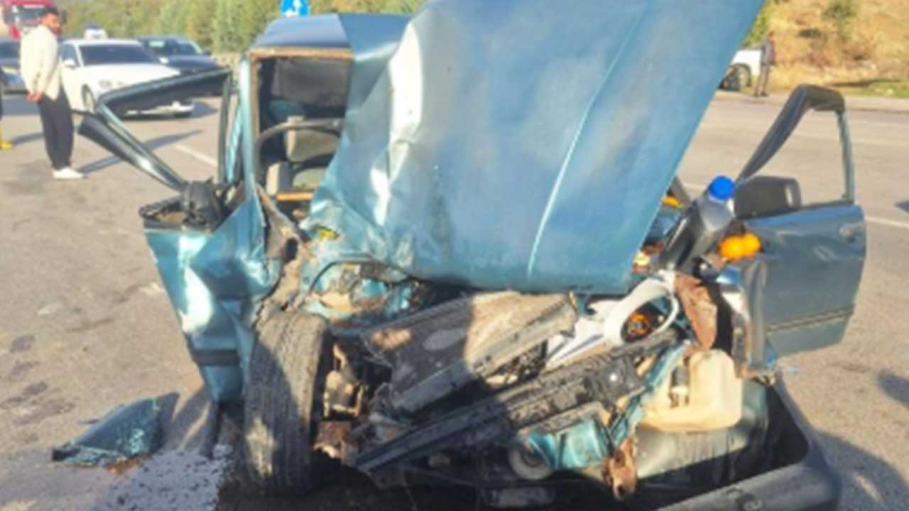 Foto - Tofaş ile kamyonet kaza yaptı! İşte sonuç: Biri hurdaya döndü, diğerine hiçbir şey olmadı