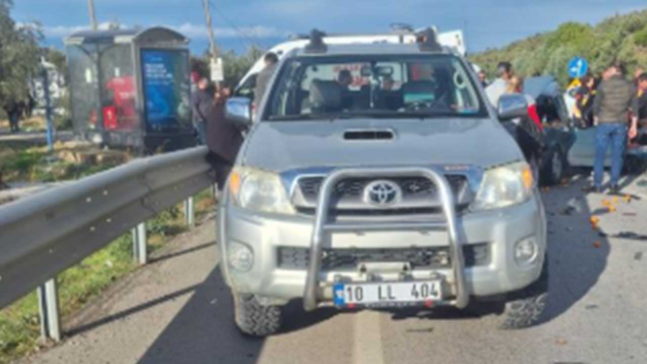 Foto - Tofaş ile kamyonet kaza yaptı! İşte sonuç: Biri hurdaya döndü, diğerine hiçbir şey olmadı