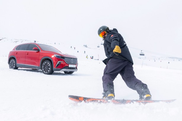 Togg T10X asfaltı ağlatıp kar pistine çıktı! 2024 model yerli araçta yok yok!