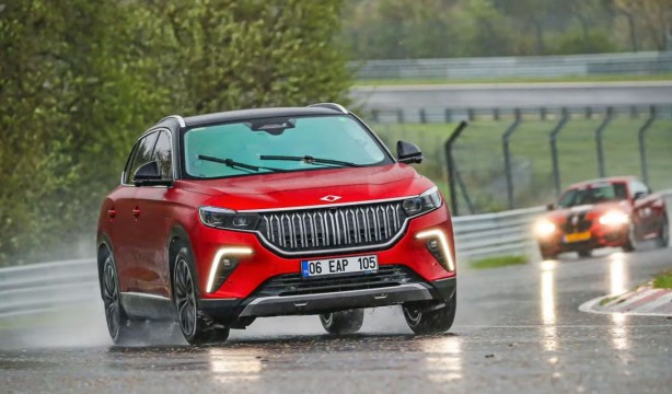 Togg, ünlü yarış pisti Nürburgring’de! Pilot Emir Aşarı Togg ile yağmurda iki tur attı, herkesi ipe dizdi! İşte olay görüntüler