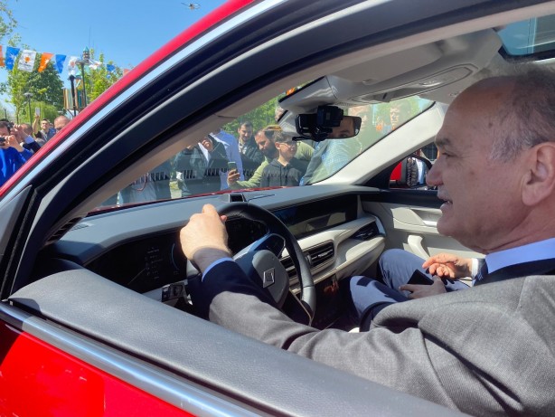 Foto - TOGG'u görmek için sıraya girdiler!