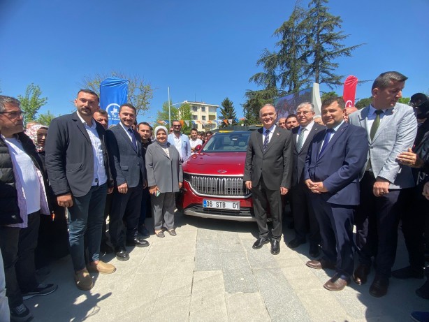 Foto - TOGG'u görmek için sıraya girdiler!