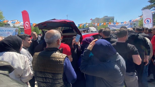 Foto - TOGG'u görmek için sıraya girdiler!