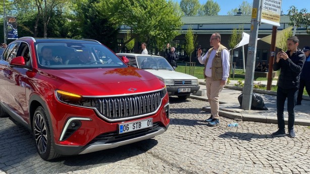 Foto - TOGG'u görmek için sıraya girdiler!