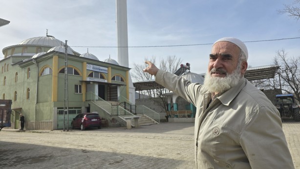 Foto - Tokat'ta 70 yaşındaki dede, cami kubbesine tırmandı! Sebebini duyan 'yok artık' dedi! Sen ne yaptın böyle Yücel dede