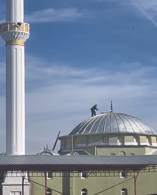 Foto - Tokat'ta 70 yaşındaki dede, cami kubbesine tırmandı! Sebebini duyan 'yok artık' dedi! Sen ne yaptın böyle Yücel dede