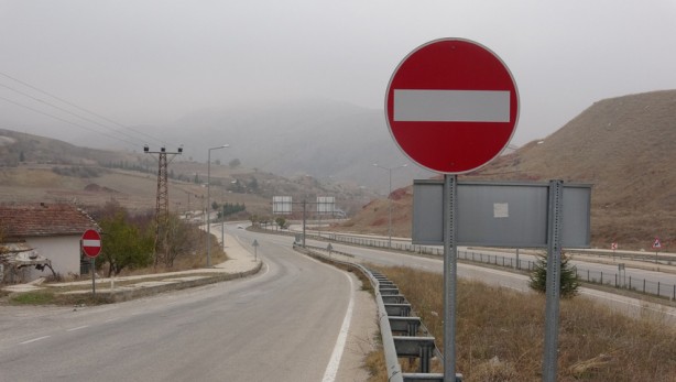 Foto - Tokat'ta çevre yolunun yanındaki levhayı gören sürücüler şaşıp kaldı! Yolun yarısına gelince… Meğer…