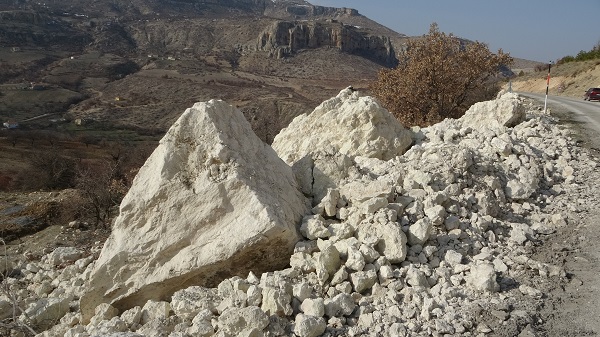 Foto - Tonlarca ağırlıktaki kayalar etrafa saçıldı | Malatya'da dağlar yerinden oynadı!