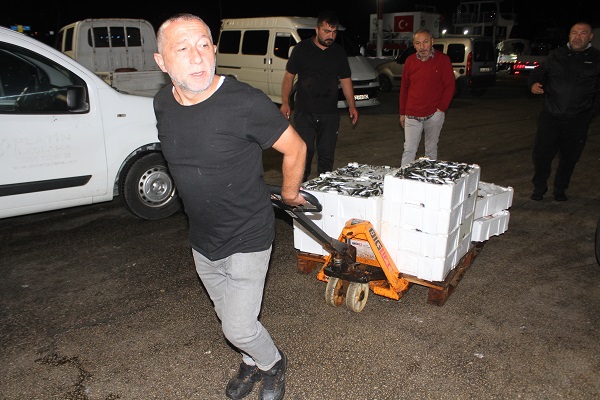 Foto - Tonlarca balık bir saatte tükeniyor