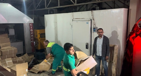 Foto - Tonlarca et imha edildi! Kurbanlık dana yerine sosis teslim aldılar