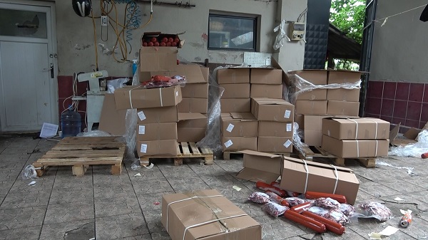 Foto - Tonlarca et imha edildi! Kurbanlık dana yerine sosis teslim aldılar