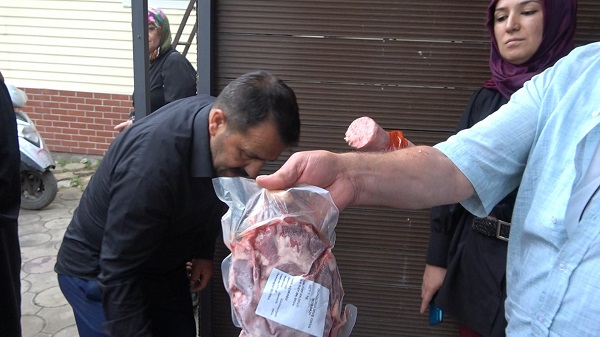 Tonlarca et imha edildi! Kurbanlık dana yerine sosis teslim aldılar