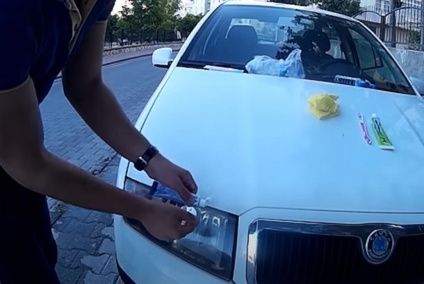 Foto - Tonlarca para ödemeyin! Diş macununun araba farına inanılmaz etkisi