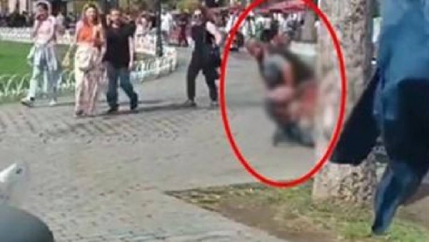 Foto - Topkapı Sarayı’nın önünde mide bulandıran hareket! Herkesin gözünün önünde bunu yaptı! Yuh artık be yuh