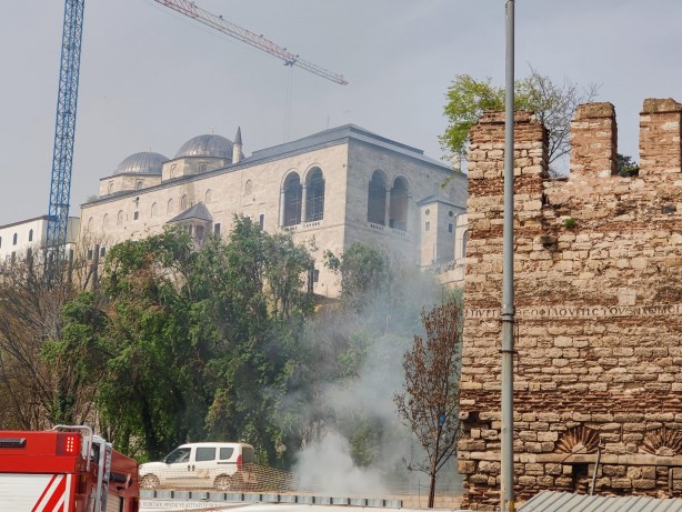 Topkapı Sarayı surlarından dumanlar yükseldi