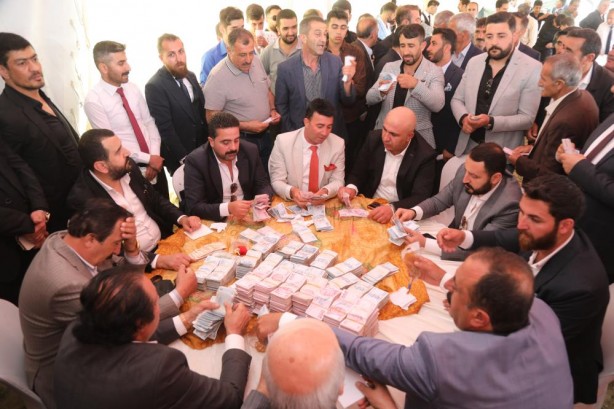 Topla topla bitmiyor! Düğün yeri değil sanki banka şubesi