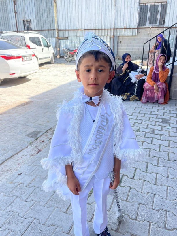 Foto - Toplu sünnetten kaçan çocuğu yakalamak için herkes seferber oldu