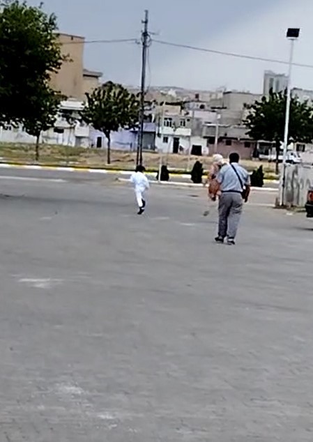 Foto - Toplu sünnetten kaçan çocuğu yakalamak için herkes seferber oldu