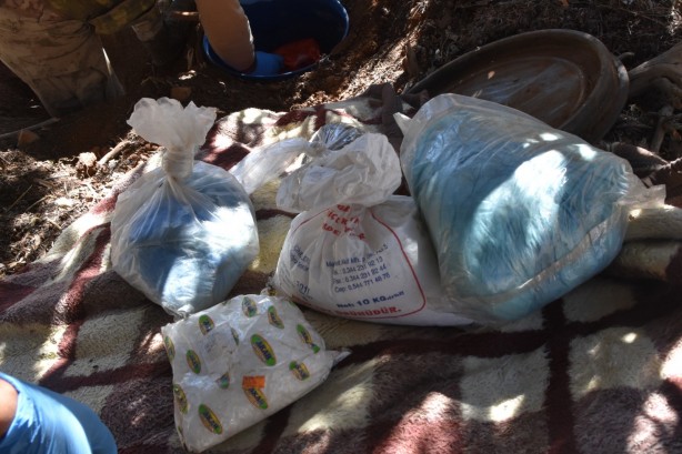 Foto - Toprağa gömülü vaziyette ele geçirilenler şoke etti!