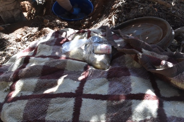 Foto - Toprağa gömülü vaziyette ele geçirilenler şoke etti!