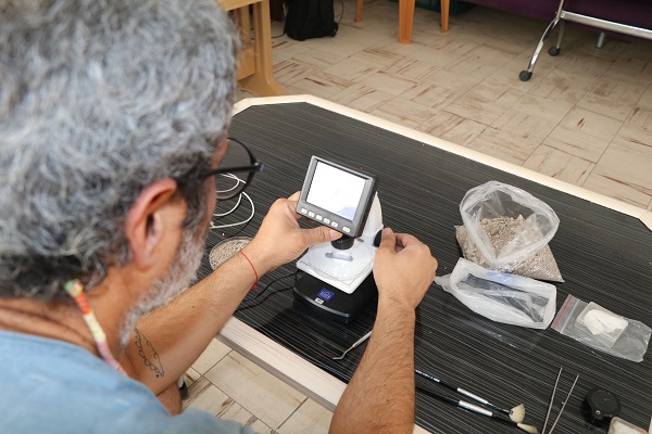 Foto - Toprağa karışan fosil parçaları bu yöntemle araştırılıyor