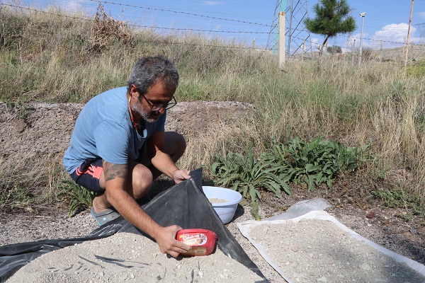 Foto - Toprağa karışan fosil parçaları bu yöntemle araştırılıyor