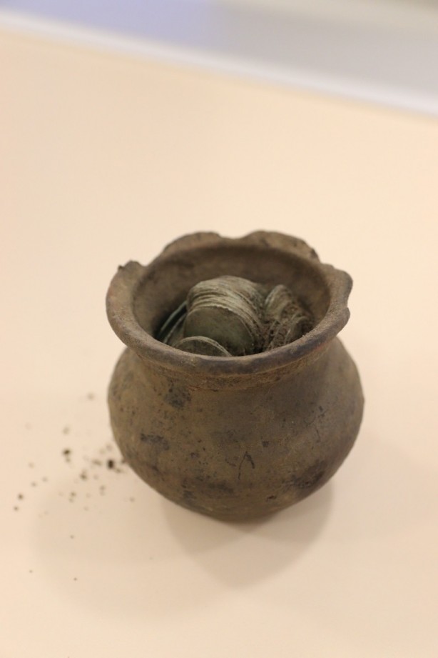 Foto - Toprağı eşeleyen köpek 14. yüzyıldan kalma hazine buldu!