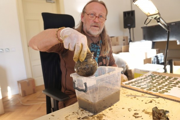 Foto - Toprağı eşeleyen köpek 14. yüzyıldan kalma hazine buldu!