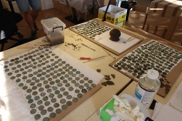 Foto - Toprağı eşeleyen köpek 14. yüzyıldan kalma hazine buldu!