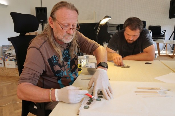 Foto - Toprağı eşeleyen köpek 14. yüzyıldan kalma hazine buldu!