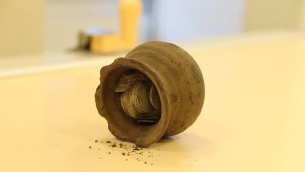 Foto - Toprağı eşeleyen köpek 14. yüzyıldan kalma hazine buldu!