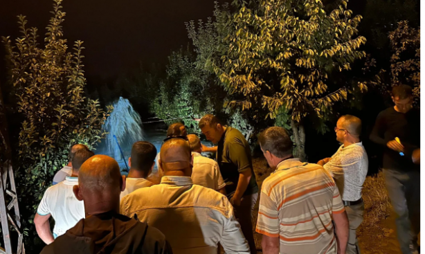 Foto - Toprağı kazdıkça yerin altından fışkırdı! Boyu 1 metreyi geçti, mahalleli sevinçten havalara uçtu